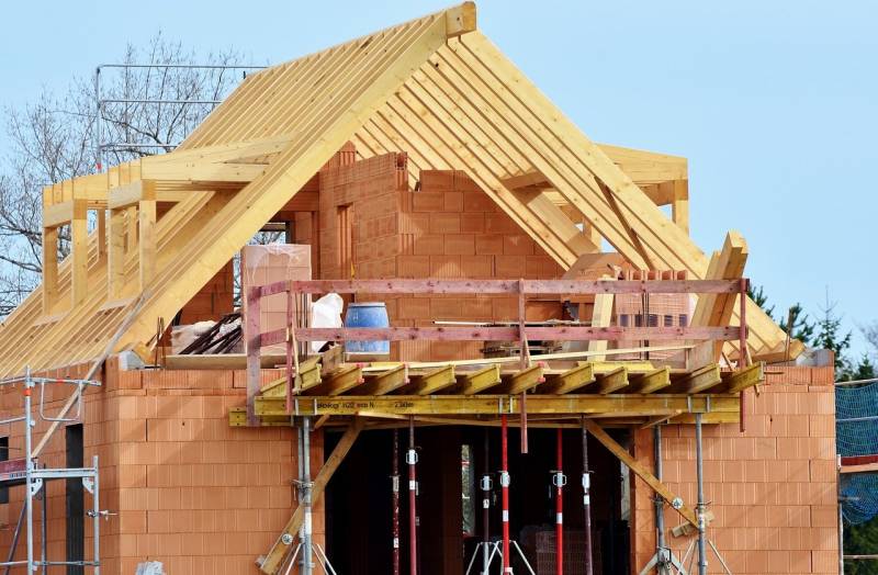 Est ce que le fait d'être voisin d'un projet supportant un permis de construire  est suffisant pour avoir un intérêt légitime à agir ?